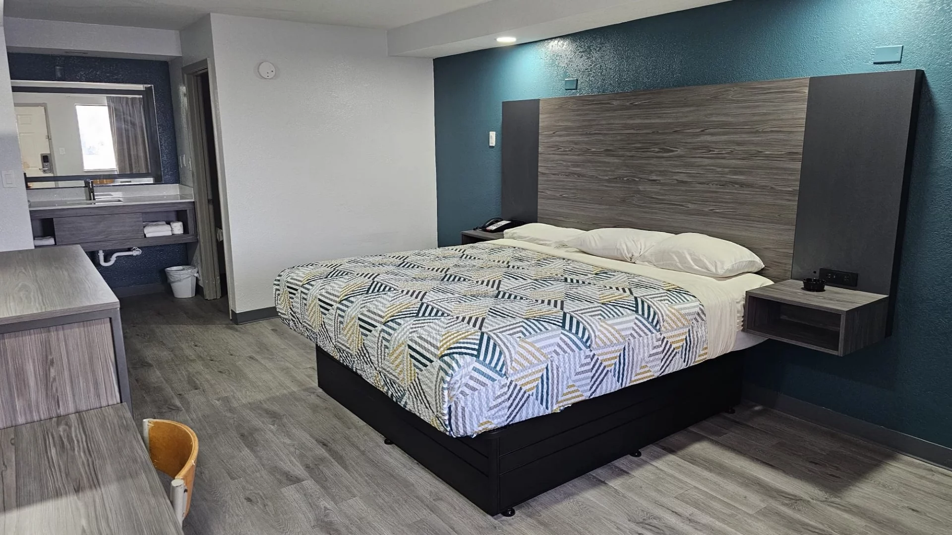 Brooks Inn & Suites